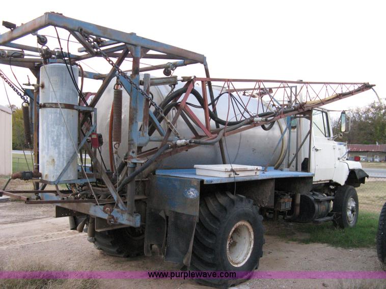 image for item 8060 1990 Ford LN8000 truck with sprayer