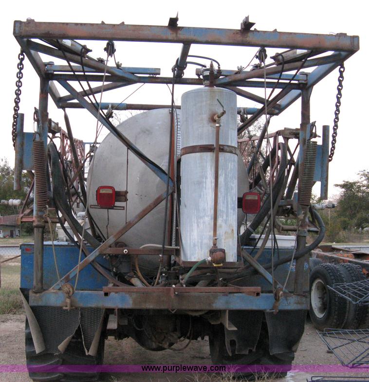 image for item 8060 1990 Ford LN8000 truck with sprayer