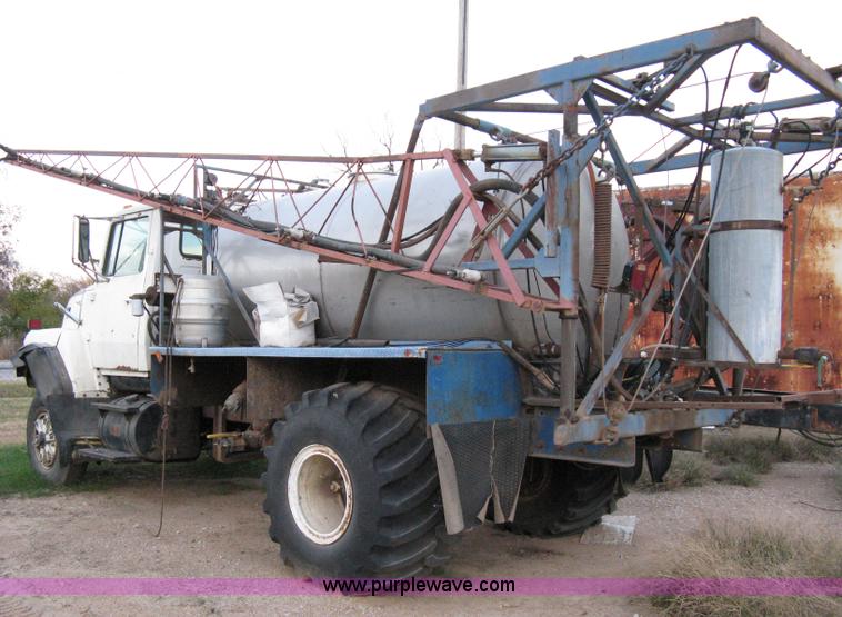 image for item 8060 1990 Ford LN8000 truck with sprayer