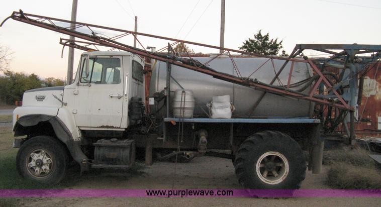 image for item 8060 1990 Ford LN8000 truck with sprayer