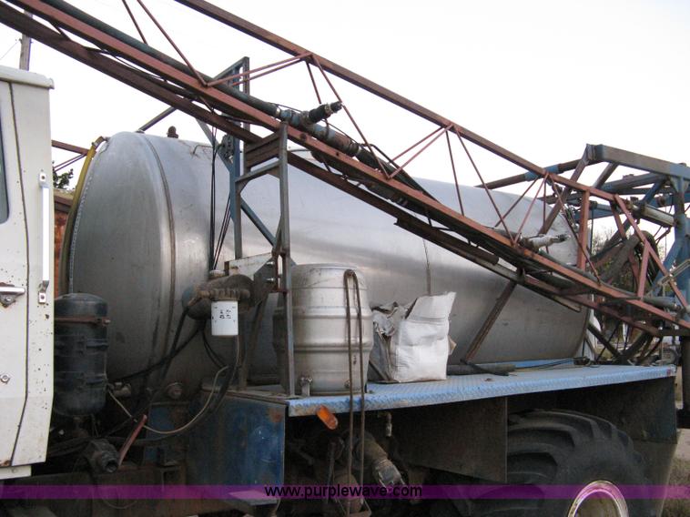 image for item 8060 1990 Ford LN8000 truck with sprayer