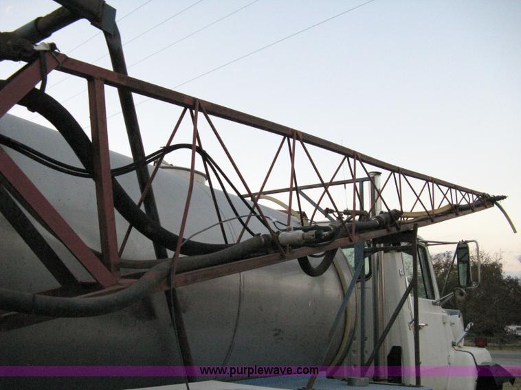 image for item 8060 1990 Ford LN8000 truck with sprayer