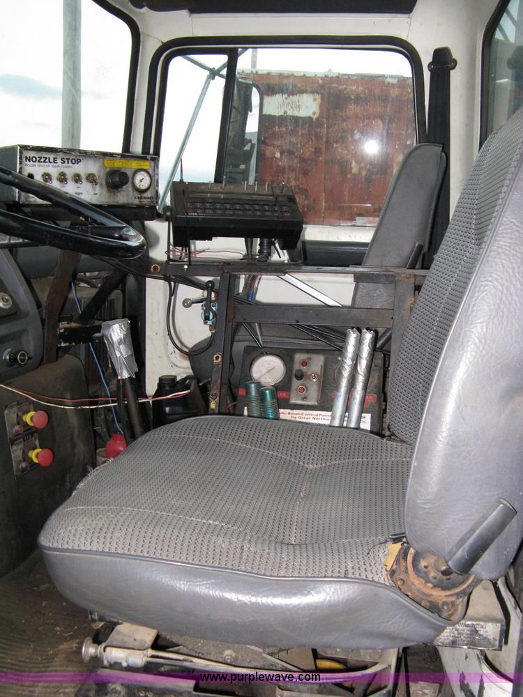 image for item 8060 1990 Ford LN8000 truck with sprayer