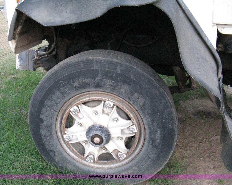 image for item 8060 1990 Ford LN8000 truck with sprayer