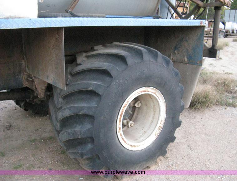 image for item 8060 1990 Ford LN8000 truck with sprayer