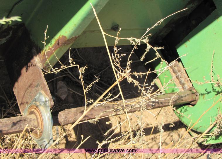 image for item 8243 John Deere 653 row crop head