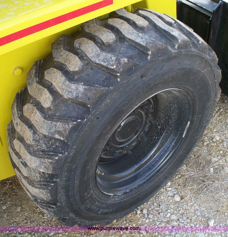 image for item 1200 Gehl 6625 skid steer