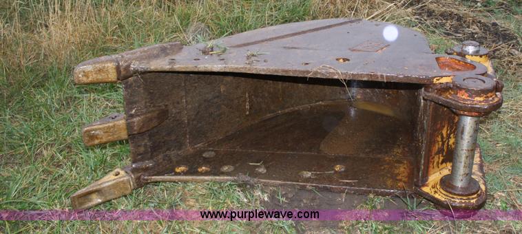 image for item 1300 24" three toothed excavator bucket
