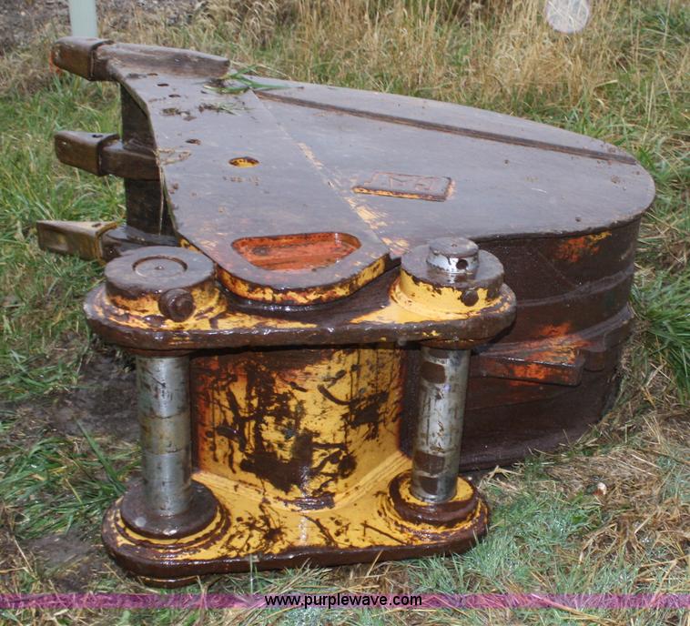 image for item 1300 24" three toothed excavator bucket