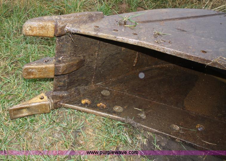 image for item 1300 24" three toothed excavator bucket