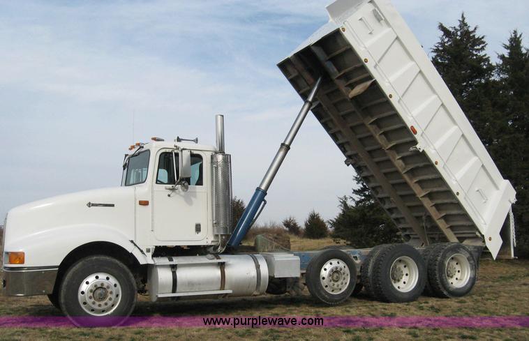 image for item 1703 1991 International Series 9400 dump truck