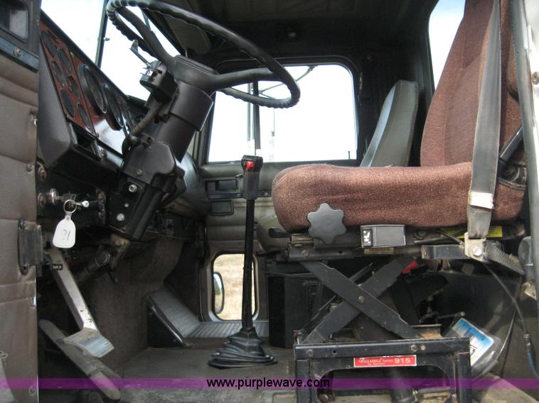 image for item 1703 1991 International Series 9400 dump truck