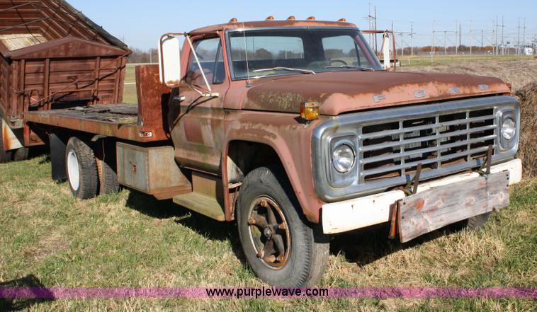 image for item 4696 1974 Ford roll back truck