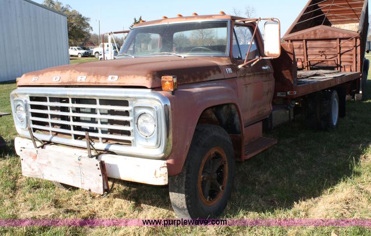 image for item 4696 1974 Ford roll back truck