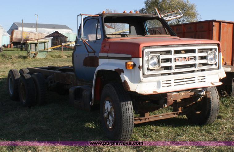 image for item 4712 1975 GMC 6500 cab and chassis