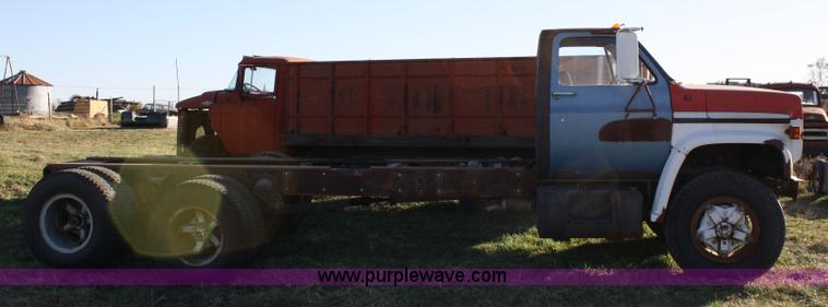 image for item 4712 1975 GMC 6500 cab and chassis