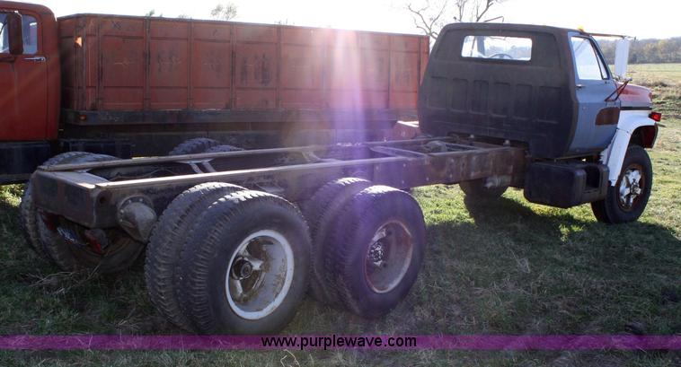 image for item 4712 1975 GMC 6500 cab and chassis