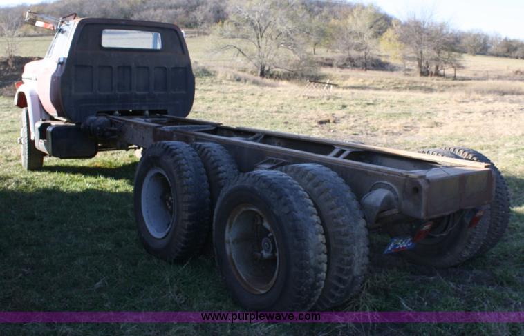 image for item 4712 1975 GMC 6500 cab and chassis