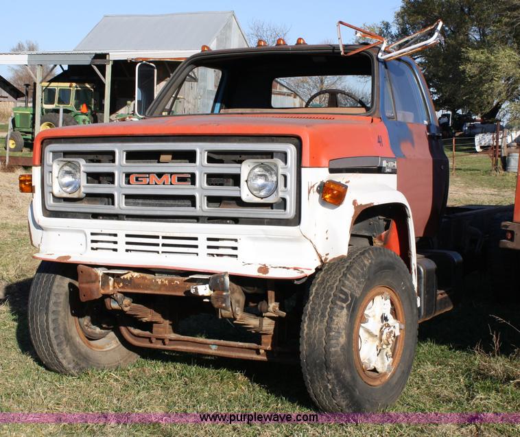 image for item 4712 1975 GMC 6500 cab and chassis