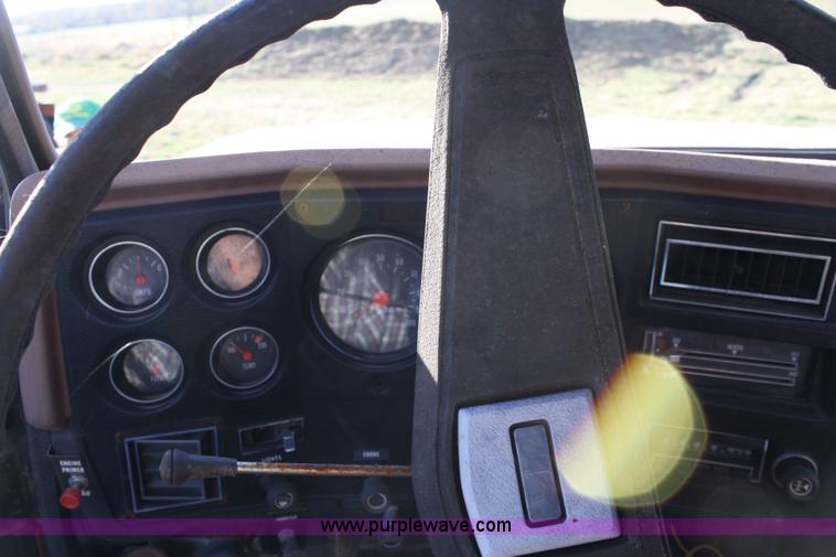 image for item 4712 1975 GMC 6500 cab and chassis