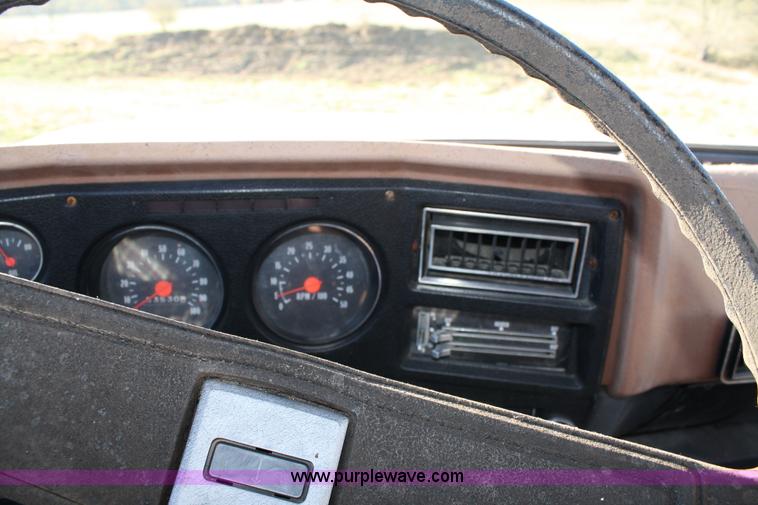 image for item 4712 1975 GMC 6500 cab and chassis