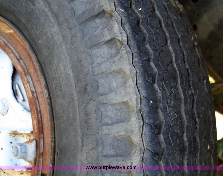 image for item 4712 1975 GMC 6500 cab and chassis