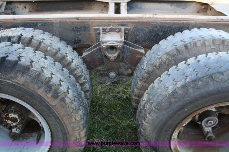 image for item 4712 1975 GMC 6500 cab and chassis