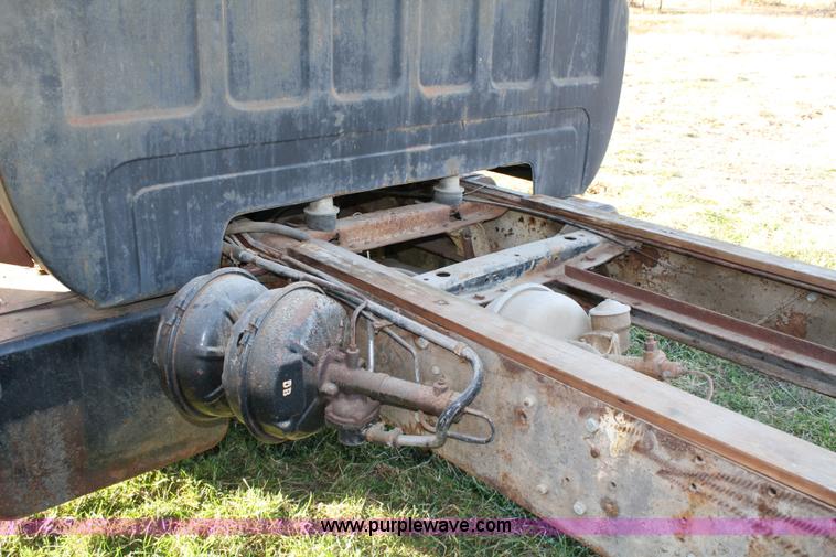 image for item 4712 1975 GMC 6500 cab and chassis