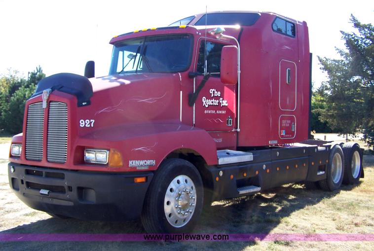image for item 4739 1995 Kenworth T600 semi truck