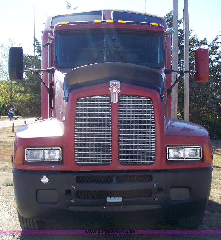 image for item 4739 1995 Kenworth T600 semi truck