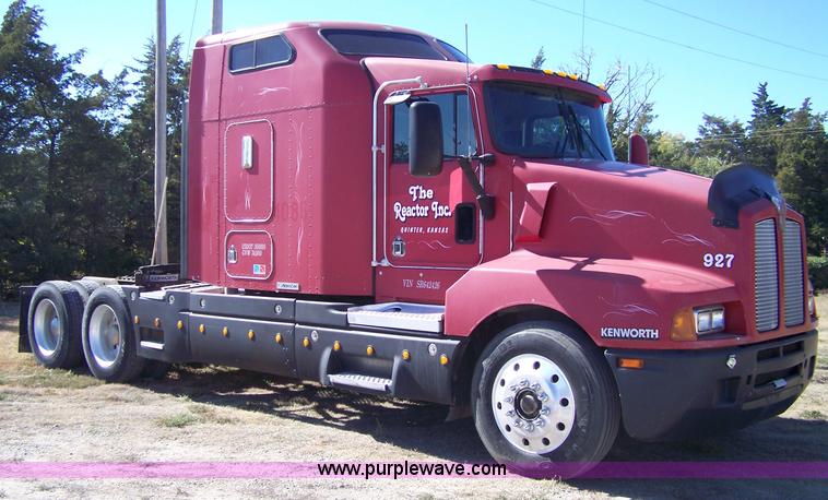image for item 4739 1995 Kenworth T600 semi truck