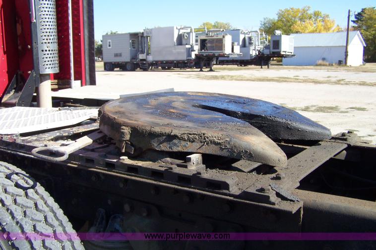 image for item 4739 1995 Kenworth T600 semi truck