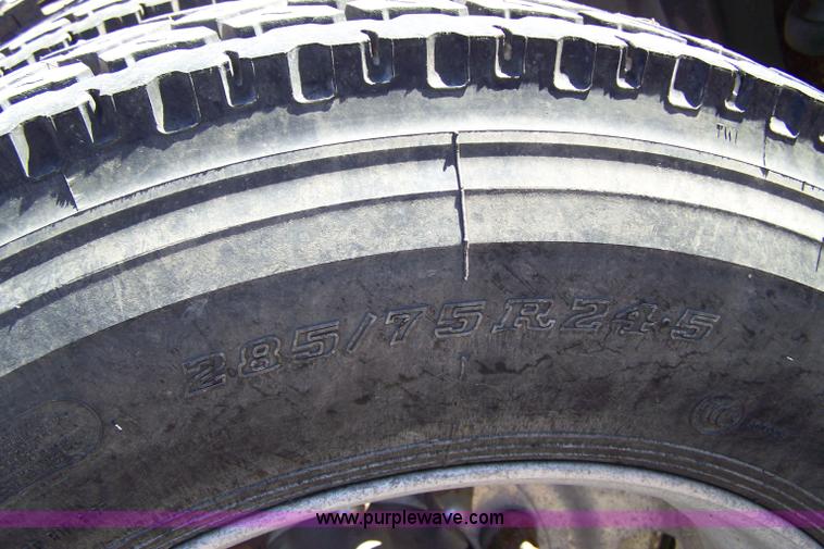 image for item 4739 1995 Kenworth T600 semi truck