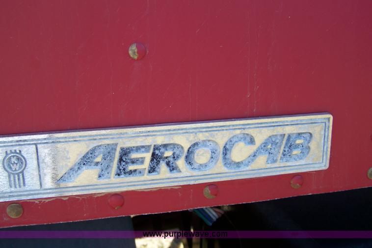 image for item 4739 1995 Kenworth T600 semi truck