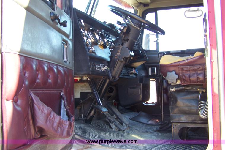 image for item 4739 1995 Kenworth T600 semi truck