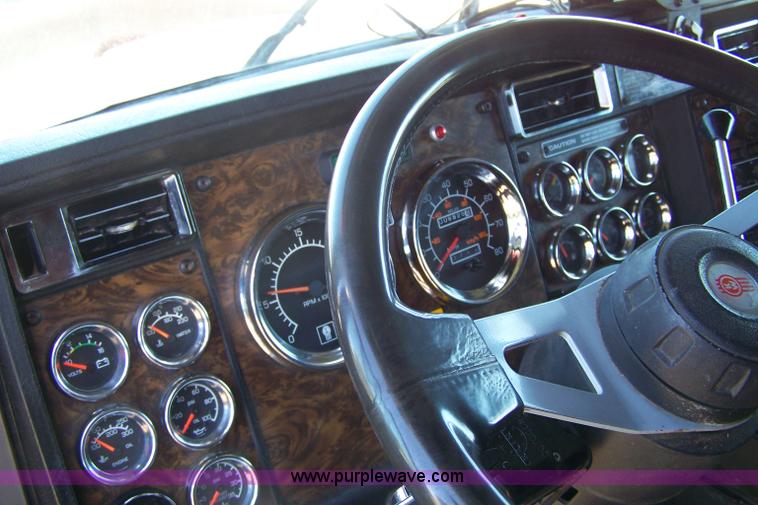 image for item 4739 1995 Kenworth T600 semi truck