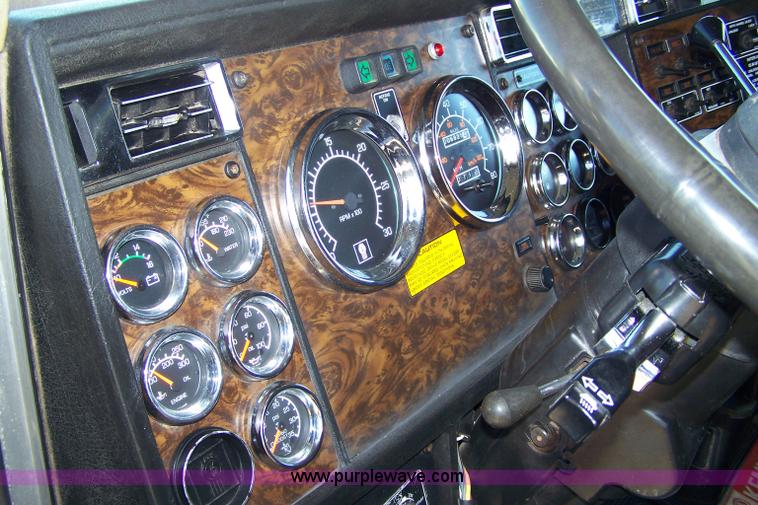 image for item 4739 1995 Kenworth T600 semi truck