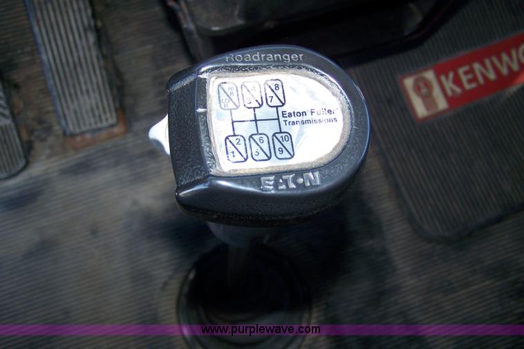 image for item 4739 1995 Kenworth T600 semi truck