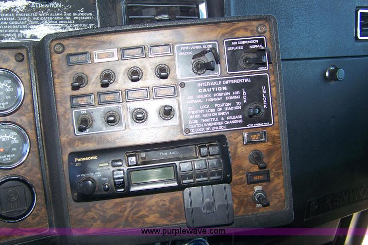 image for item 4739 1995 Kenworth T600 semi truck