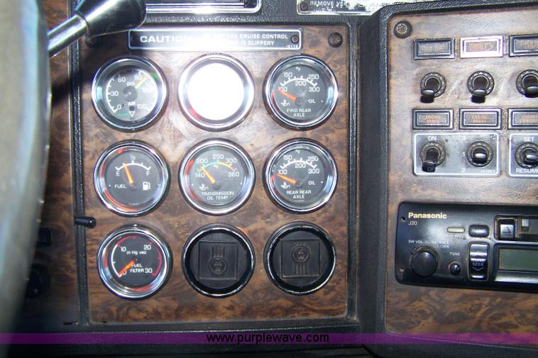 image for item 4739 1995 Kenworth T600 semi truck