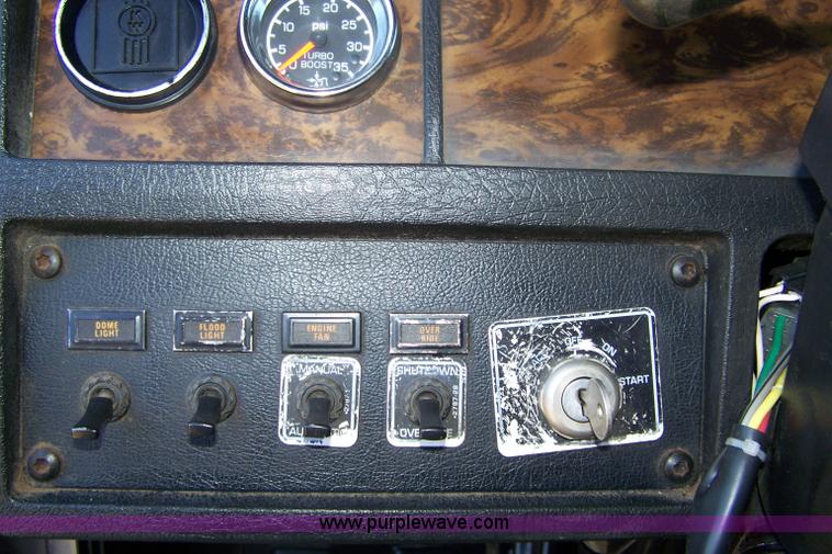 image for item 4739 1995 Kenworth T600 semi truck