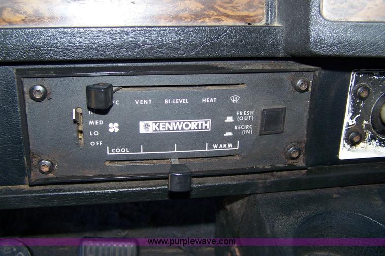 image for item 4739 1995 Kenworth T600 semi truck