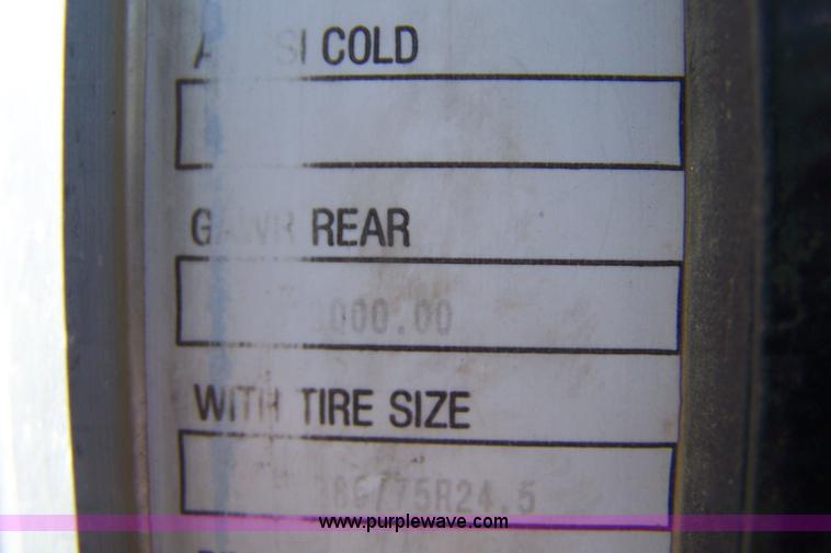 image for item 4739 1995 Kenworth T600 semi truck