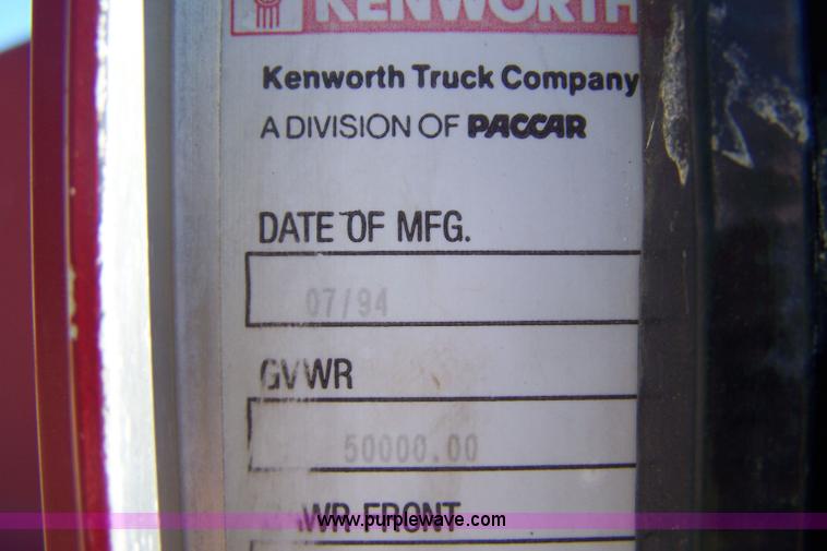 image for item 4739 1995 Kenworth T600 semi truck