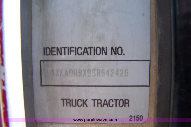 image for item 4739 1995 Kenworth T600 semi truck