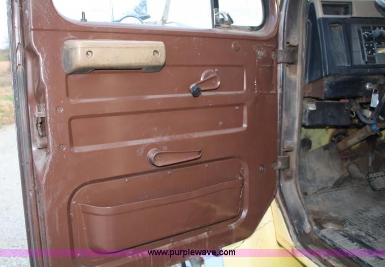 image for item 4782 1990 International 4600 dump truck