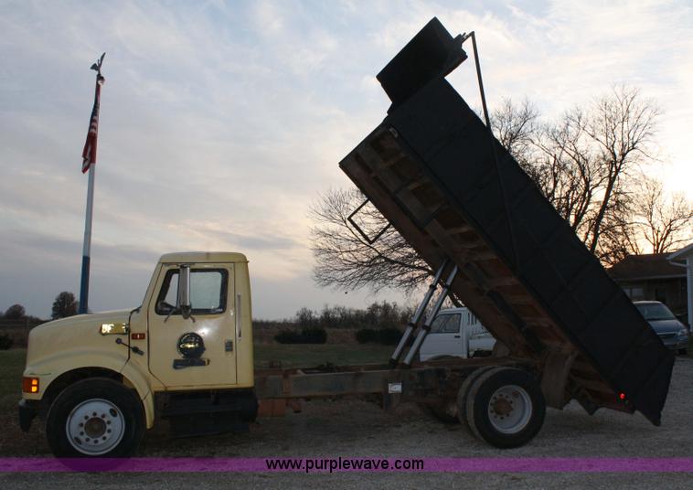 image for item 4782 1990 International 4600 dump truck