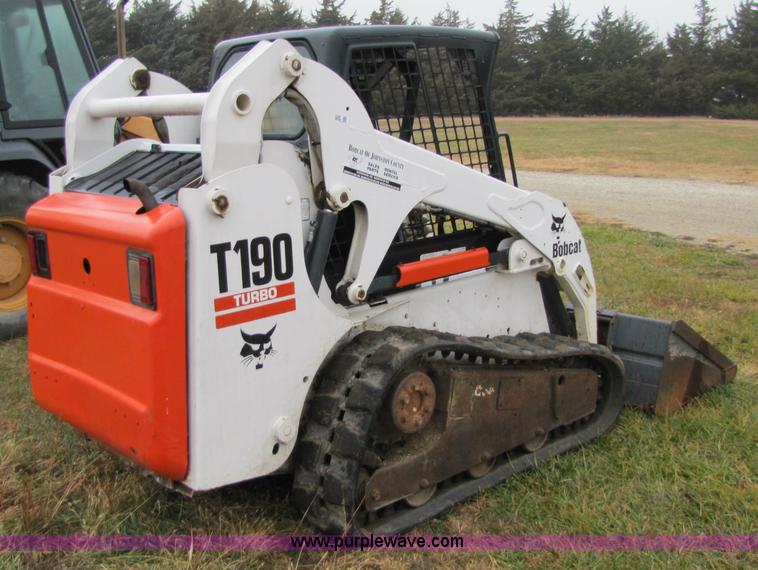 image for item 5300 2002 Bobcat T190 skid steer