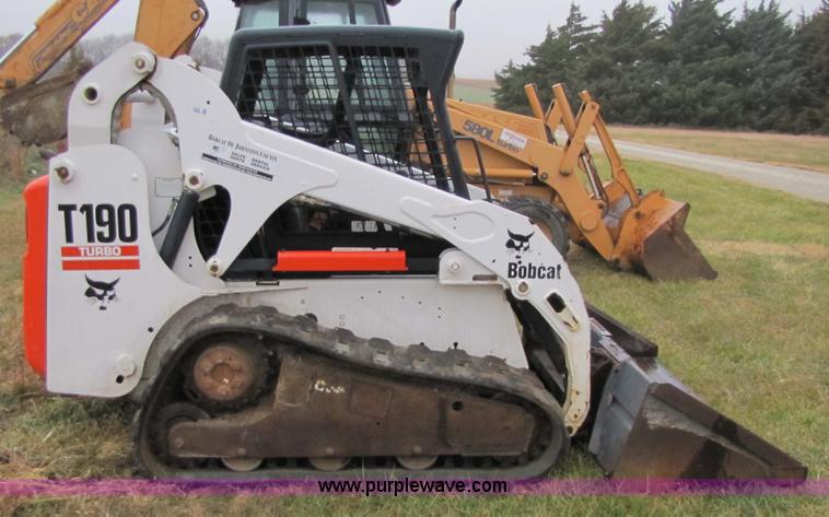 image for item 5300 2002 Bobcat T190 skid steer