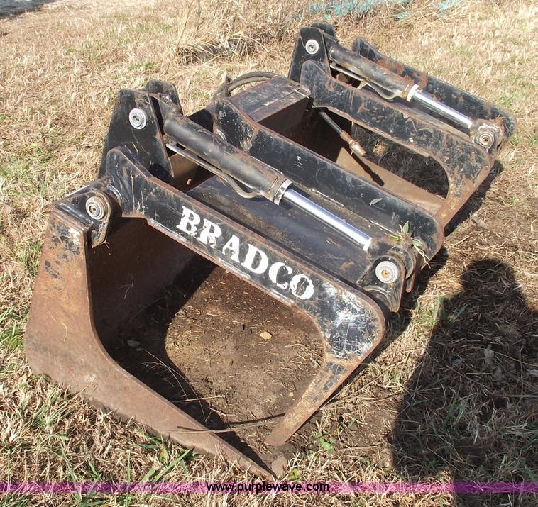 image for item 5588 Bradco grapple bucket